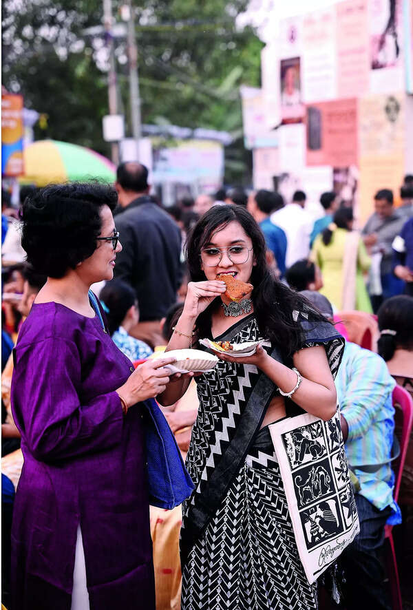 Visitors enjoying fish fry at the Kolkata book fair
