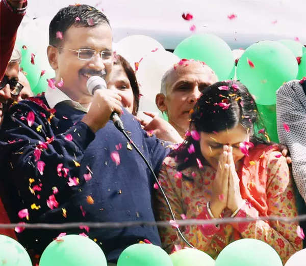 Kejriwal with wife Sunita Kejriwal after 2015 Delhi poll victory