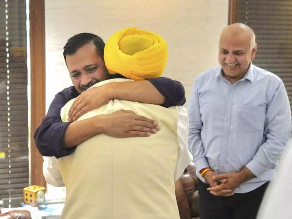 Arvind Kejriwal hugging AAP's CM candidate Bhagwant Mann after his victory in Punjab polls