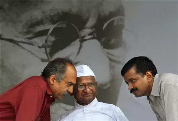 Kejriwal (right) with Anna Hazare (mid) during 2011 protest