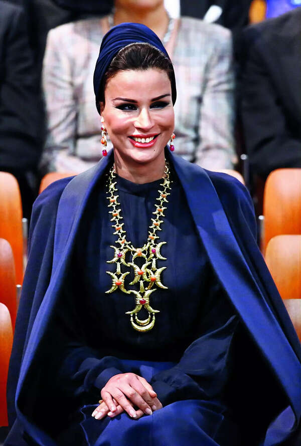 P2-qatars-sheikha-moza-bint-nasser-al-misned-smiles