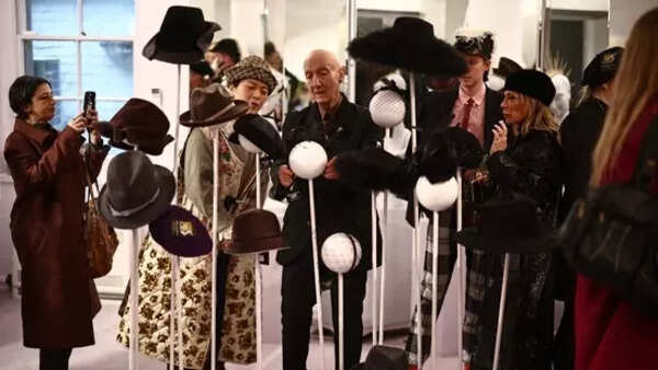 FASHION-BRITAIN-PARIS-STEPHEN-JONES-HATS-7_1740235696464_1740235702336
