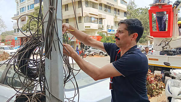 Internet_cable_cutting_electricity_department_Panaji_25_02_2025_4 (1)