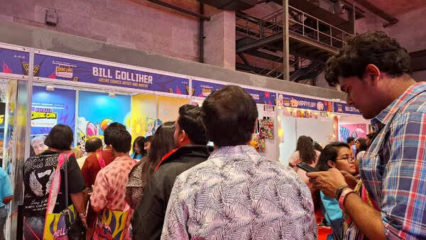 Fans queue up to get autograph of Archie writer and artist Bill Golliher