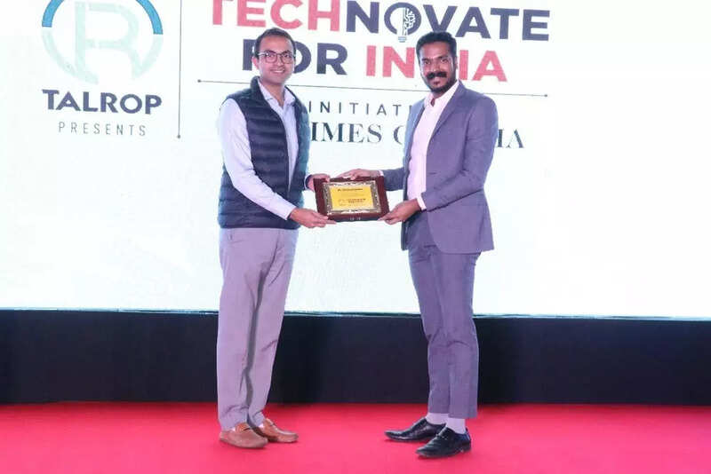 Jones Joseph (Director & COO, Talrop ) honoured Shashank Kumar (Co- founder & CEO- DeHaat) with a memento