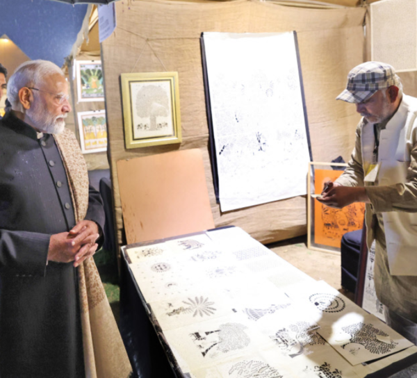 He interacted with artists during his visit to the Bazaar