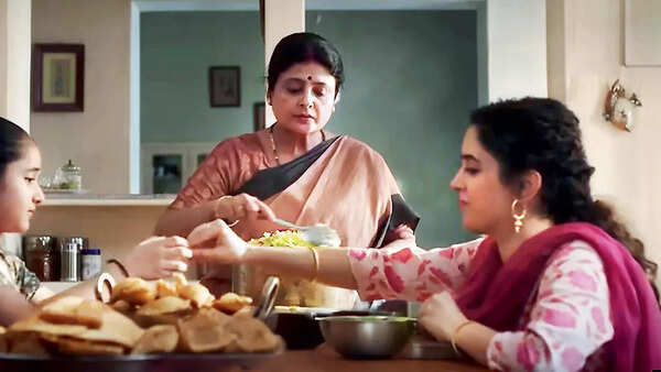 When Richa voices an inclination to take up dancing as a profession, her husband mocks her by saying its a hobby and not a job. Her father-in-law tells her that her mother-in-law has a PhD, but home and kids have always been her priority