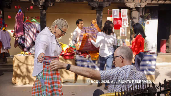 सड़कों से स्पॉटलाइट तक - प्रदर्शनी ने संग्रहालय की दीवार पर विनम्र परिधान को पिन किया है