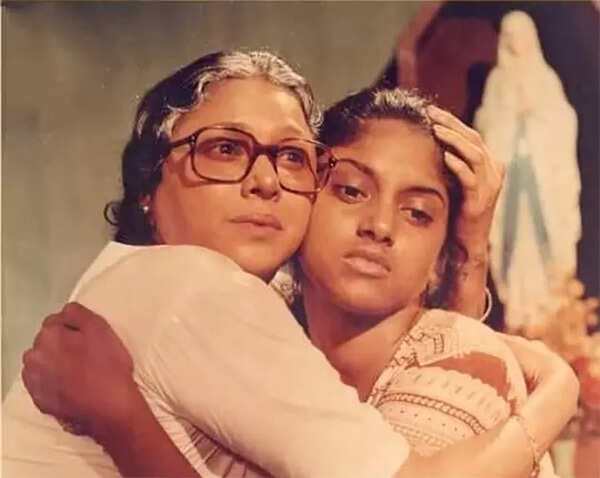 Nadiya and Padmini from a scene in Noketha Doorathu Kannumnattu