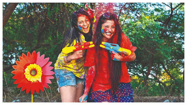 The actresses love having Dhani & dates on Holi
