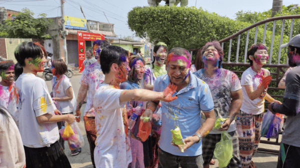 Foreigners enthusiastically took part in Holi festivities in Puri, donning traditional attire and enjoying the vibrant celebrations.