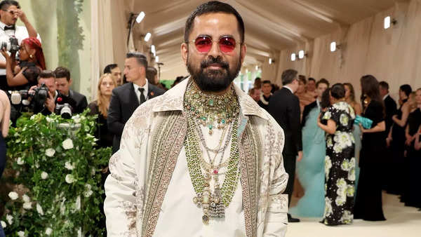 Sabyasachi-Mukherjee-at-the-MET-Gala-2