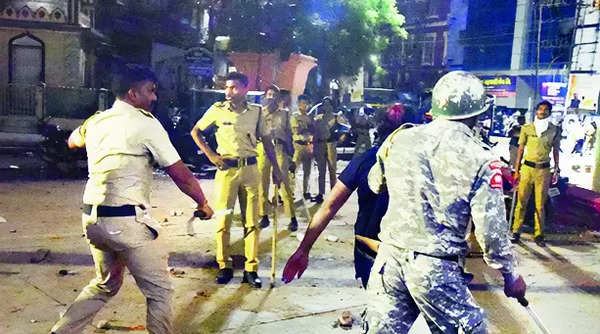 Tension, arson in Nagpur over Aurangzeb tomb, 50 held