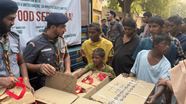 Ismaili CIVIC volunteers distributed 1,200 food packets to those in need across Hyderabad and Secunderabad during Ramadan