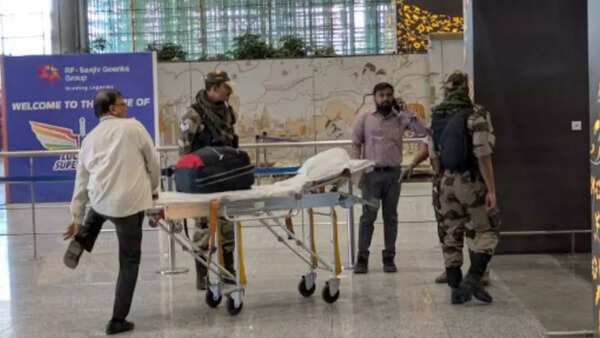 पीड़ित को लाने के लिए एयर इंडिया विमान के लिए हवाई अड्डे की पैरामेडिकल टीम (फोटो क्रेडिट: सौरभ शर्मा)
