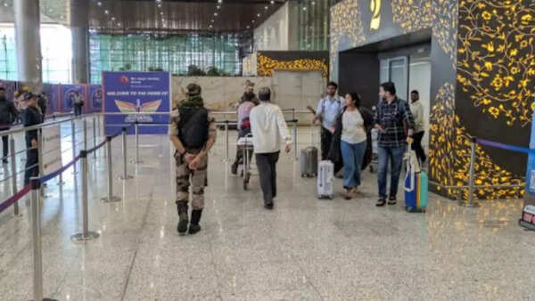 पीड़ित को लाने के लिए एयर इंडिया विमान के लिए हवाई अड्डे की पैरामेडिकल टीम (फोटो क्रेडिट: सौरभ शर्मा)