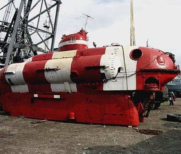 Russian sub surfaces; crew safe - Times of India