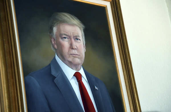 O retrato do presidente Donald Trump está pendurado no Capitólio do Colorado após uma cerimônia de revelação, 1 de agosto de 2019, em Denver. O retrato de Donald Trump no Colorado Capitol