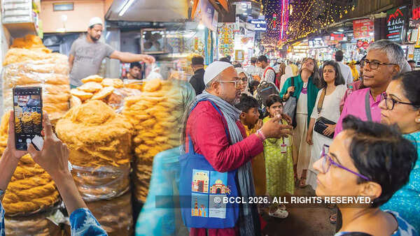 इफ्तार समारोहों में इसके मूल में साझा करने की भावना है: रामित मित्रा, दिल्ली पैदल