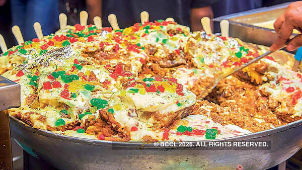 कुछ हेरिटेज वॉक लीडर्स पुरनी दिली के आसपास प्रतिभागियों को ले जाते हैं, जो कि कबाब और शाही तुक्डा जैसी मिठाई की तरह इफ्तार डिलाइट्स का स्वाद लेते हैं