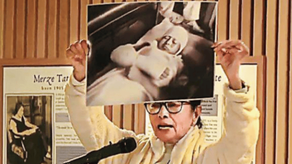 CM Banerjee holds up a 1990 photograph showing her injured and heavily bandaged following a murderous assault on her at Hazra by CPM workers. She brought out the picture after a series of questions from a section of the audience on the Aug 2024 RG Kar rape-murder