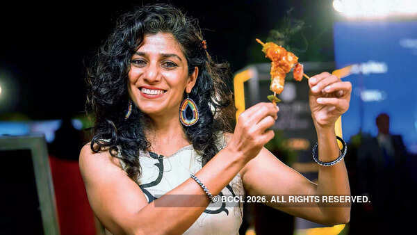 भारतीय महिला पोलो टीम की पूर्व कप्तान मोनिका सक्सेना कुछ टिक्कस की कोशिश करती है