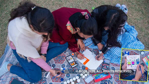 One can spot many groups enjoying an art session while picnicking outdoors One can spot many groups enjoying an art session while picnicking outdoors