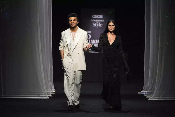 AJIO and ASOS brought style and glamour to LAKMĒ FASHION WEEK, with Bollywood stars Tara Sutaria and Veer Pahariya turning showstoppers for ASOS’ latest collection, exclusively available on AJIO.