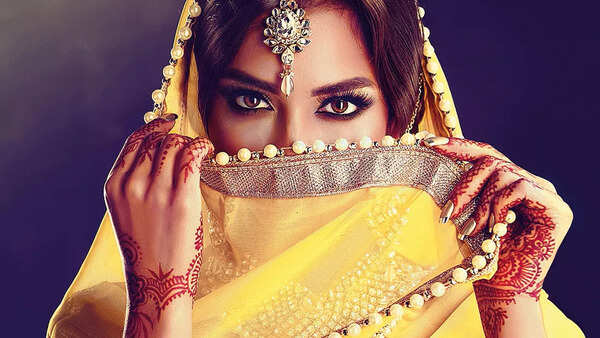 Keep it light with an eyeliner during the day, but in the evening, go for bold eyes with a smoky effect