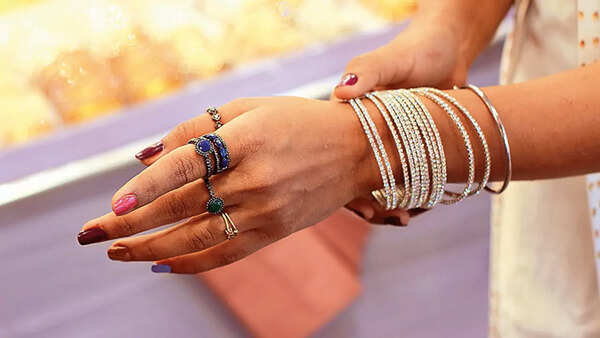 No Eid look is complete without buying yourself choodiyan on Chaand Raat and applying mehendi. They add the perfect festive touch to any outfit