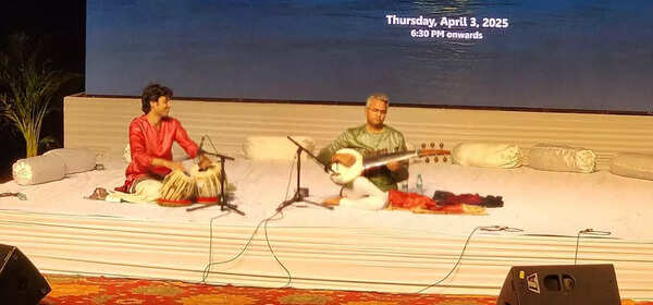 Prattyush Banerjee tocando o sarod