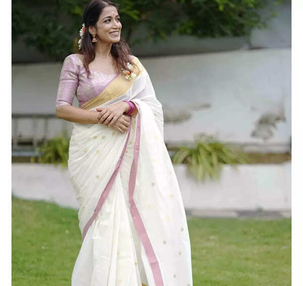 Colour border saree with golden polka dots Credit: PichakamWeaves