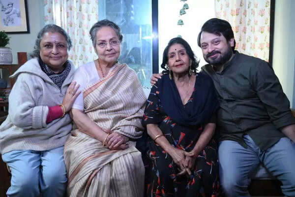 Director duo Nandita Roy and Shiboprosad Mukherjee with Rakhee Gulzar and Sabitri Chatterjee on the sets of 'Aamar Boss'