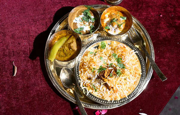 The evening culminated with an elegant spread of culinary gems like nahari with sheermal, biryani, phirni, and paan