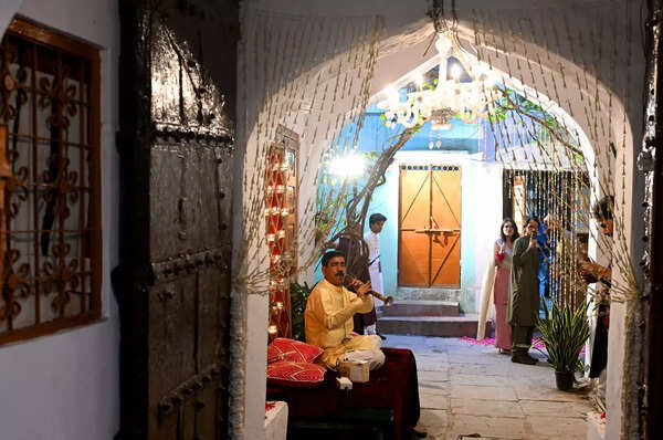The Qaiser Manzil haveli, tucked away in Purani Dilli's Kucha Chelan, finds its mention in the British survey in 1850, as one of the havelis belonging to the nobility of Shahjahanabad.