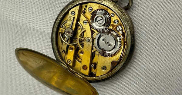 0_The-ladies-pocket-watch-could-sell-for-up-to-£50000-at-auction-Henry-Aldridge-SonPA.