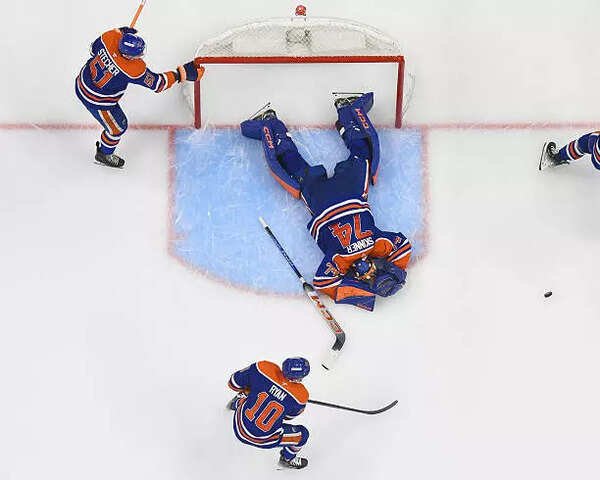 Oilers’ Stuart Skinner And Mikko Rantanen Collision
