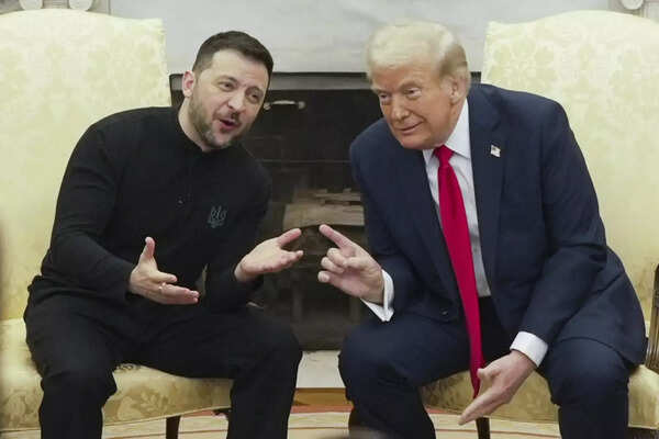 President Donald Trump, right, meets with Ukrainian President Volodymyr Zelensky