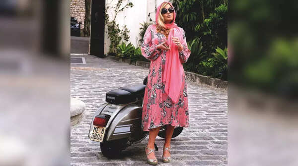 Jennifer Coolidge as Tanya in a pink floral dress Jennifer Coolidge as Tanya in a pink floral dress