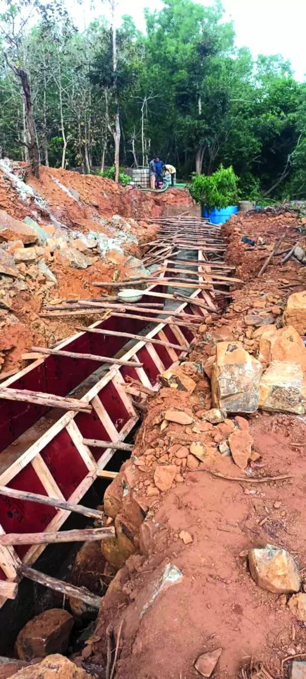 Retaining wall on Talpona riverbankspurs opposition