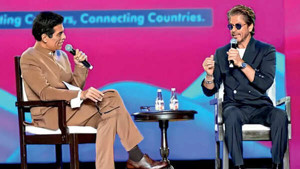Karan brought up SRK’s old claim that he could romance a tree, leading Deepika to challenge SRK to romance a bottle. King K didn’t miss a beat, he picked up the bottle next to him, and recited the ‘teri aankhon ki namkeen mastiyaan’ dialogue from Jab Tak Hai Jaan, leaving the room in splits Karan brought up SRK’s old claim that he could romance a tree, leading Deepika to challenge SRK to romance a bottle. King K didn’t miss a beat, he picked up the bottle next to him, and recited the ‘teri aankhon ki namkeen mastiyaan’ dialogue from Jab Tak Hai Jaan, leaving the room in splits