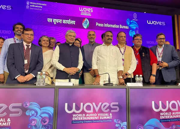 Ashwini Vaishnav, Hon’ble Minister of Information and Broadcasting with the media and entertainment companies at the MoU signing for IICT