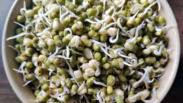 Sprouting moong and methi