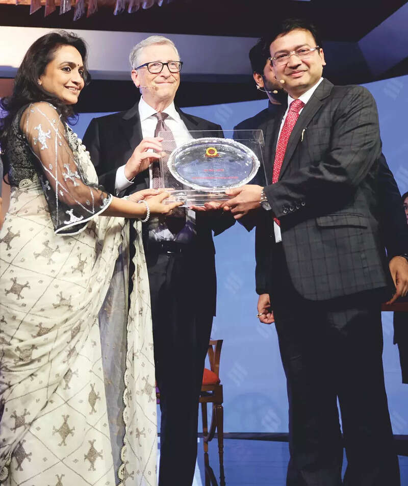 Mr.Pankaj Agarwal,Vice Chairman and Mrs.Anshu Agarwal,Managing Trustee,GL Bajaj Educational Institutions, Greater Noida/Mathura honoring Mr.Bill Gates 1000_2dc54c50-7934-4885-8134-e7c1f3c02ef4