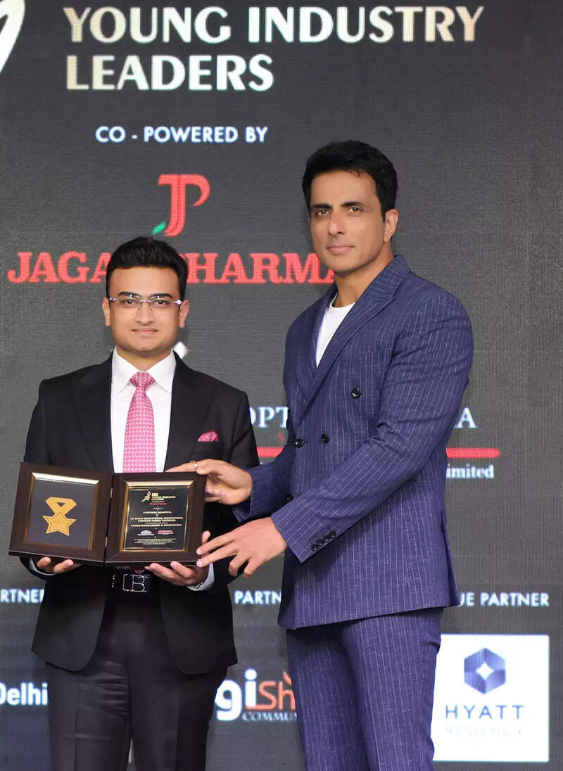 Mr.Kartikay Agarwal,CEO,GL Bajaj Educational Institutions, Greater Noida/ Mathura being awarded the ET Young Leaders Award 2024 by the Social Worker and Bollywood Actor Mr.Sonu Sood for his contribution in Innovation and Entrepreneurship 1000_Sonu-Sood-GL-(1)