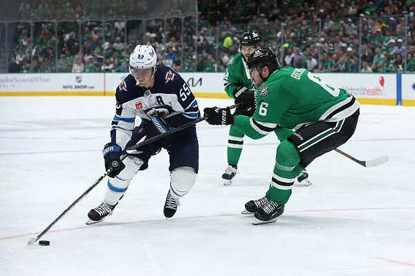 Winnipeg Jets is defended the Dallas Stars