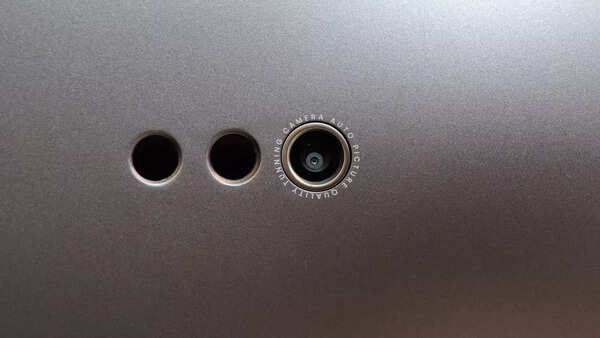 The camera and sensors on the front fascia is there to help artificial intelligence make decisions for the best picture