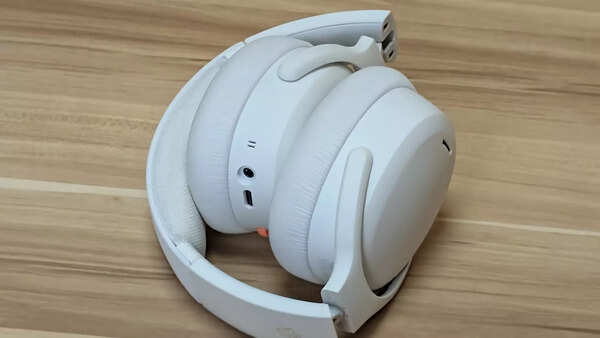 Skullcandy Crusher folding design