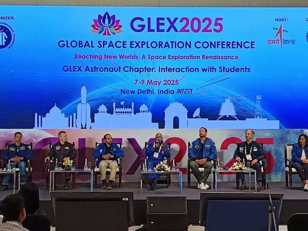 अंतरिक्ष यात्री-नामित समूह कैप्टन अजीत कृष्णन (चरम बाएं) ने नई दिल्ली में अंतर्राष्ट्रीय अंतरिक्ष सम्मेलन GLEX-2025 में भाग लिया ग्लेक्स -2