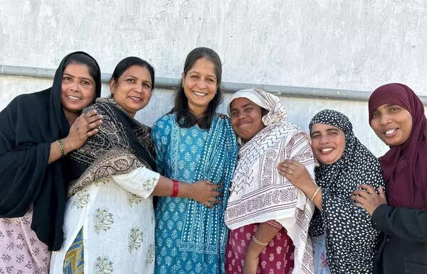 Minakshi Jhawar (c) with the workers